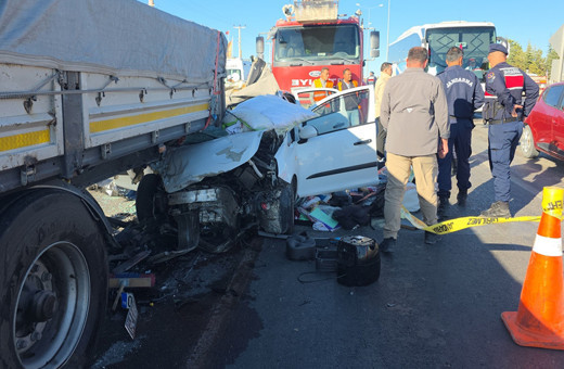 TIR'a arkadan çarptı! Feci kazada anne hayatını kaybetti