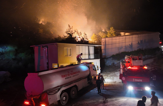 Alanya'da ormanlık alanda çıkan yangın mahalleye sıçradı