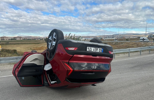 Çorum'da otomobil ile hafif ticari araç çarpıştı: 3 kişi yaralı...