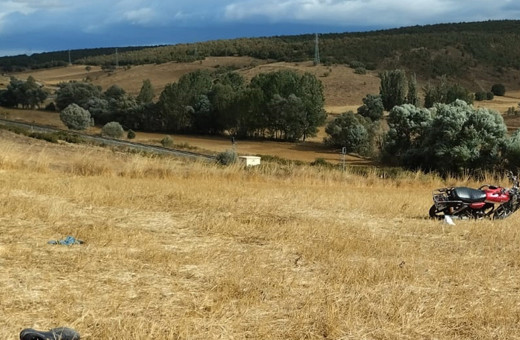 Tarlaya devrilen motosikletin sürücüsü öldü