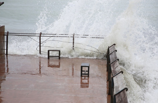 Ordu'da kuvvetli rüzgar nedeniyle oluşan dev dalgalar korkuttu