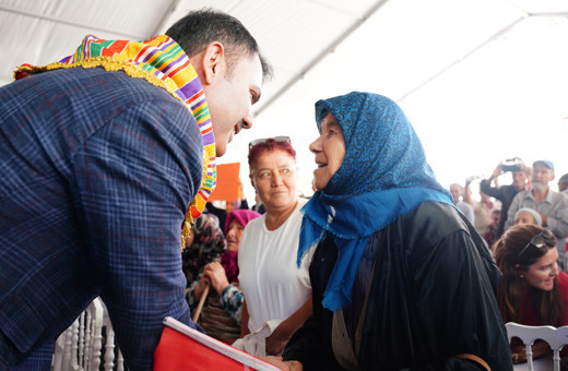 Sındırgılı köylüler kendi evlerinin temelini Bakan Kurum ile birlikte attı
