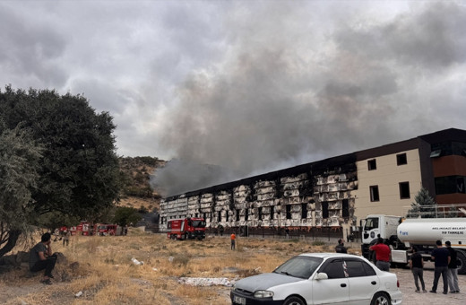 Kayseri'de mobilya fabrikasında yangın! Müdahale sürüyor...