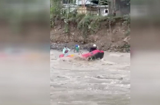 Rize'de su seviyesi yükselen Fırtına Deresi'nde rafting yaptılar