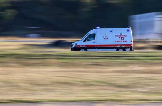 Minibüs ile otomobil çarpıştı! Feci kazada ölü ve çok sayıda yaralı var