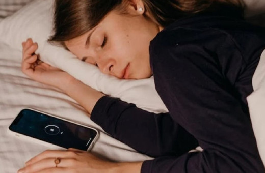 Telefon yastık altında uyuyorsanız dikkat! Hiç masum değilmiş...