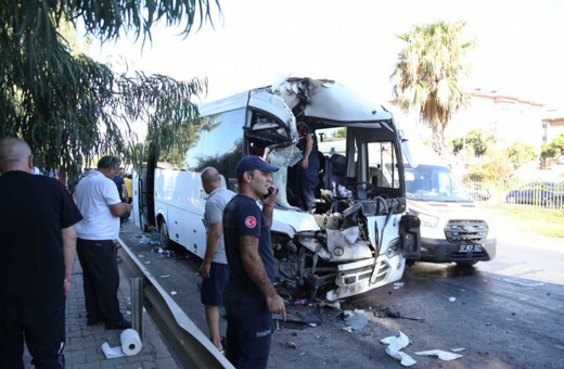 Alanya'da can pazarı! 2 midibüsün çarpıştığı kazada 15 yaralı var