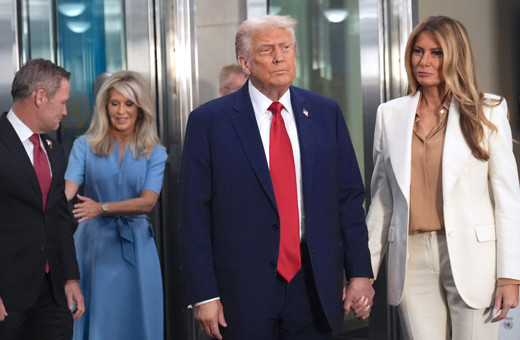 Trump'ın girişinde yürüyen merdiven arızalandı kim yaptı tartışması çıktı