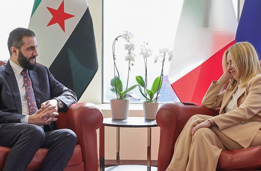 Meloni Şara görüşmesinde Meloni'nin bakışları olay oldu