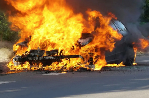Yok satan otomobil durduğu yerde alev aldı! Dev marka binlerce aracını geri çağırdı