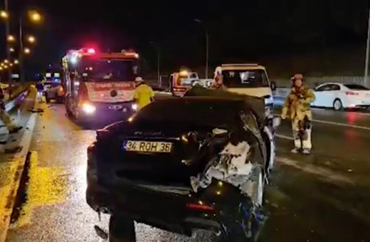 Sultangazi'de kazazededen ilginç hareket! Sürücü otomobilini bırakıp kaçtı