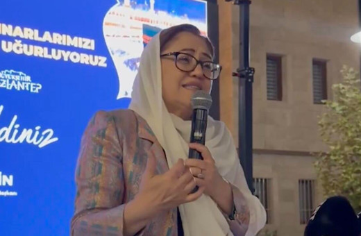 Fatma Şahin evlilikte 41 yılını dolduran çiftleri umreye uğurladı!