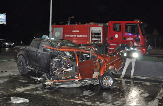 Manisa'da kamyonet ile çarpışan otomobil ikiye bölündü: 5 ölü 6 yaralı