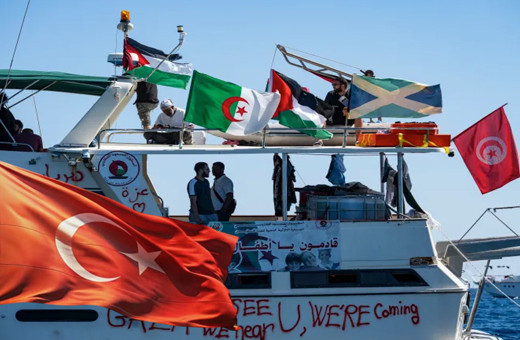 Türkiye Sumud Filosu'na hızır gibi yetişti! Su almaya başlayan tekneye Türkiye'den yardım gecikmedi