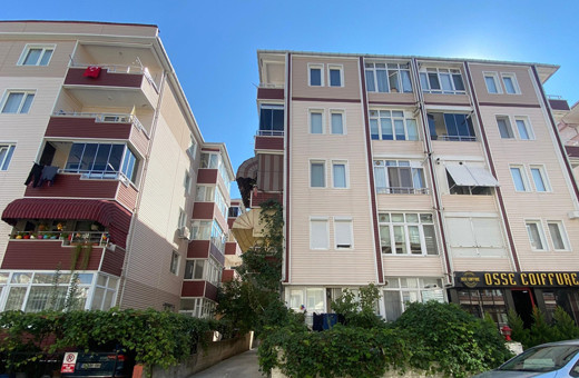 Balkondan düşen mahalle muhtarı hayatını kaybetti