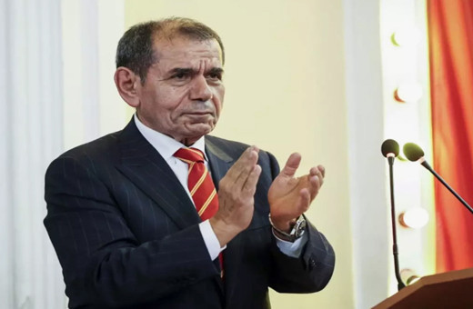 Dursun Özbek, futbolculara soyunma odasında müjdeli haberi verdi