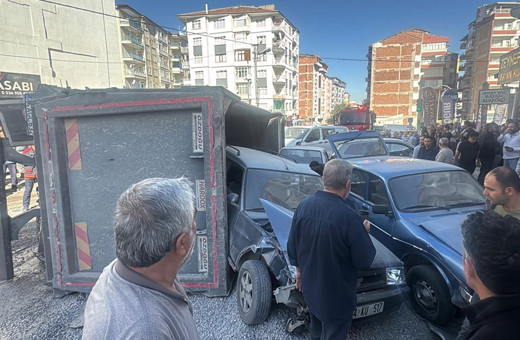 Freni arızalanan kamyon 15 araca çarptı! Yaralılar var