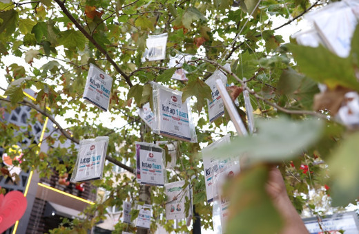 Kocaeli'de gelenek bozulmadı, kitaplar yine ağaçlarda çiçek açtı...