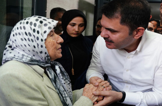 Bakan Kurum'dan Hatay'da depremzede aileye ziyaret: ''Bu memleket sizi unutmayacak!''