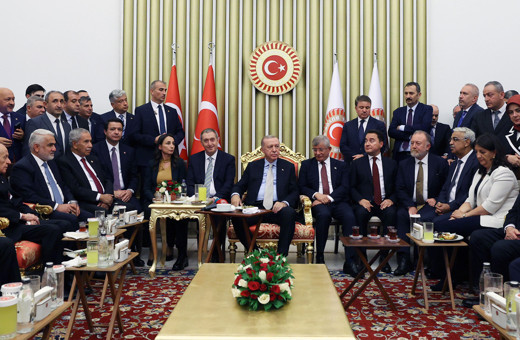 Özgür Özel'den resepsiyondaki CHP'siz fotoğraf açıklaması