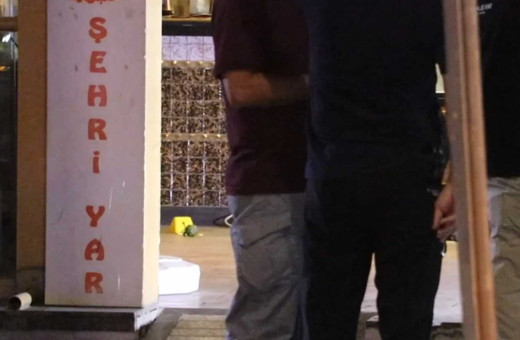 Adana’da pastaneye el bombası atıldı