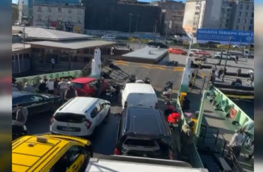 Sirkeci'de arabalı vapur iskeleye çarptı