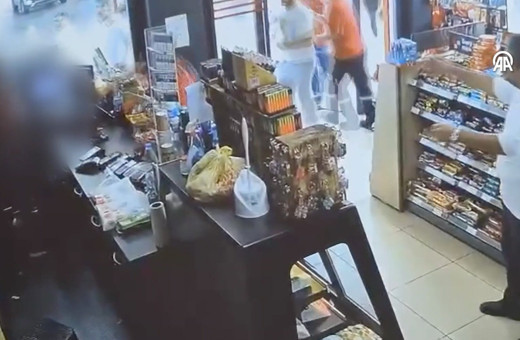 Manisa'da eski eşin gözü döndü kucaktaki bebeğe aldırmadı markette ikisini de bıçakladı