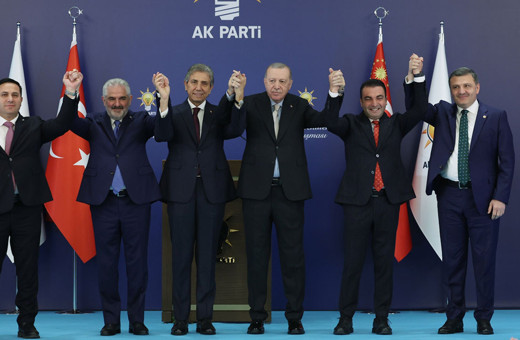 4 ayrı partiden 7 belediye başkanı AK Parti'ye katıldı cumhurbaşkanı Erdoğan taktı