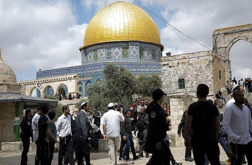 1990 Aksa katliamının 35'inci yılında yine Mescid-i Aksa'yı bastı