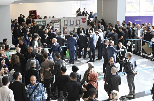 Ankara Kitap Fuarı’nda Hasan Doğan’a yoğun ilgi! Kuyruklar oluştu