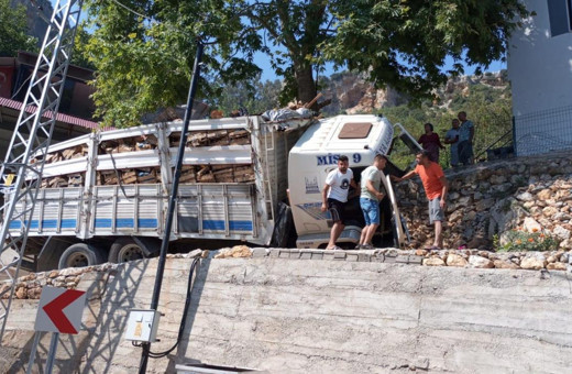 Mersin'de korkunç kaza! Evin deposuna çarpan kamyondaki 2 kişi yaralandı
