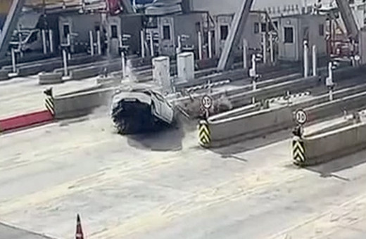 Gişelerde feci ölüm! Bariyere son sürat çarptı alev aldı kaza anı güvenlik kamerasında