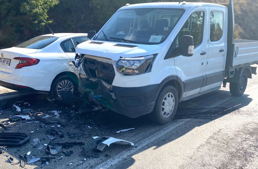 İzmir'de yürekler ağza geldi! Kamyonet ile otomobil çarpıştı, 6 kişi yaralandı