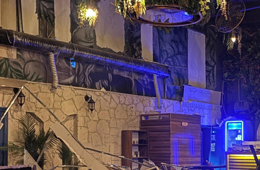 İzmir'de eğlence merkezinde facia! Dekor duvar çöktü yaralılar var