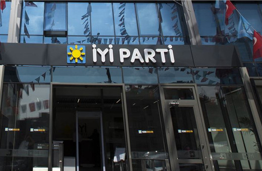 İYİ Parti kongresinde arbede çıktı! Elini kürsüye vurunca...