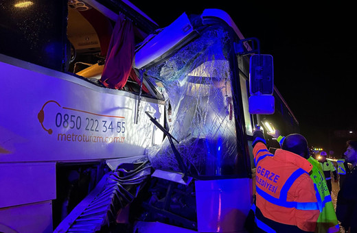 İki otobüs çarpıştı! Feci kazada yaralılar var