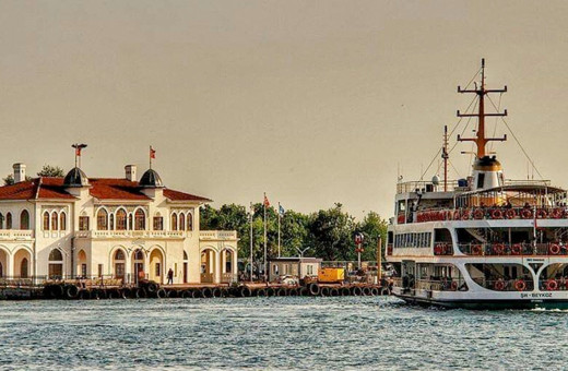 Kadıköy'deki Adalar-Beşiktaş İskelesi'nde 4 kişi denize düştü 1 kişi hayatını kaybetti