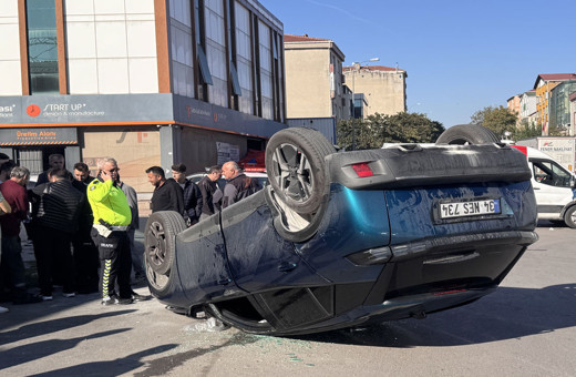 Ataşehir'de panelvanla çarpışan otomobil ters döndü
