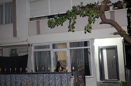 Kırık camdaki kan izlerini gördüler! Ekipler eve çilingirle girdi