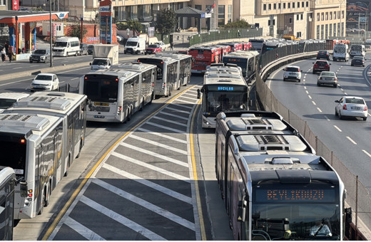 Küçükçekmece'de iki metrobüs çarpıştı