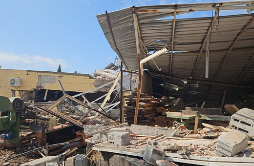 İzmir'de bir evde patlama oldu! Evin çatısı çöktü