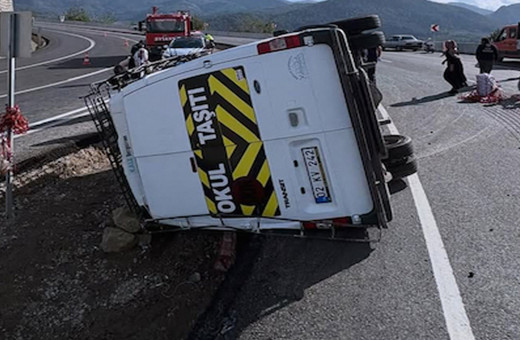 Minibüs devrildi! Çok sayıda yaralı var
