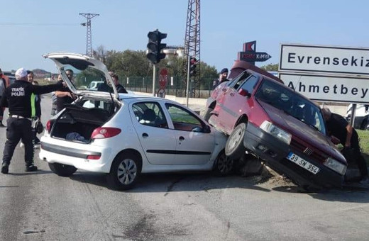Kırklareli'nde iki otomobilin çarpıştı! sürücülerin ikisi de yaralandı, biri hastaneden kaçtı