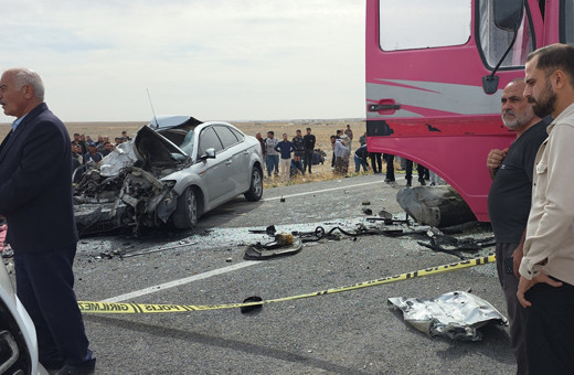 Feci kaza! Kamyonla çarpışan otomobildeki 3 kardeş öldü