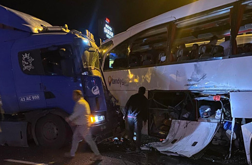 Tur otobüsü ile tır çarpıştı! Çok sayıda yaralı var