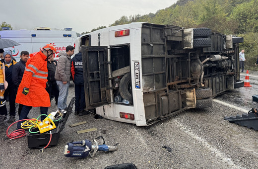 Bartın'da işçi servisi devrildi: 1 ölü, 19 yaralı