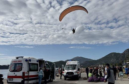 Fethiye'de iki yamaç paraşütü çarpıştı