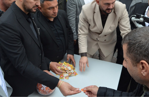 Bedava altın dağıtıldığını duyan koştu!