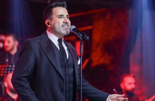 Emrah yıllar sonra sahneye çıktı! Tarzı, şarkılarından çok konuşuldu