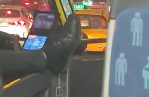 İETT şoförü ayağını dışarı çıkararak araç kullandı o anlar cep telefonu kamerasında